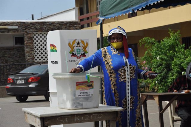 Una mujer vota en las elecciones en Ghana