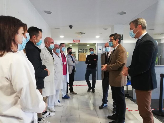 El consejero de Salud, Manuel Villegas, junto con el alcalde de Yecla, Marcos Ortuño, y con el gerente del área de Salud del Altiplano, Francisco Soriano, visitan el Hospital de Yecla