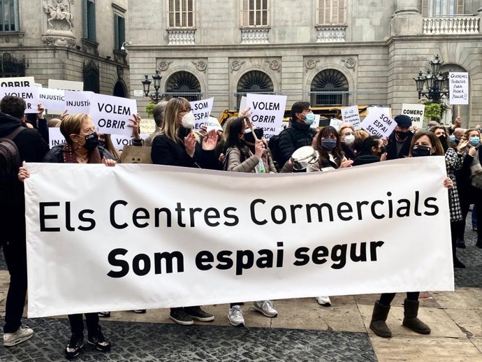 Empresarios y trabajadores piden la "reapertura inmediata" de los centros comerciales en Barcelona