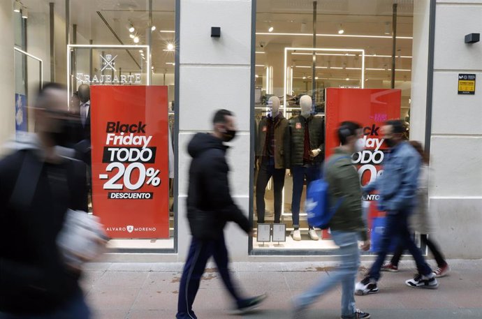personas en la calle antes del cierre de las tiendas a las 18.00 horas por el COVID. Málaga a 27 de noviembre 2020