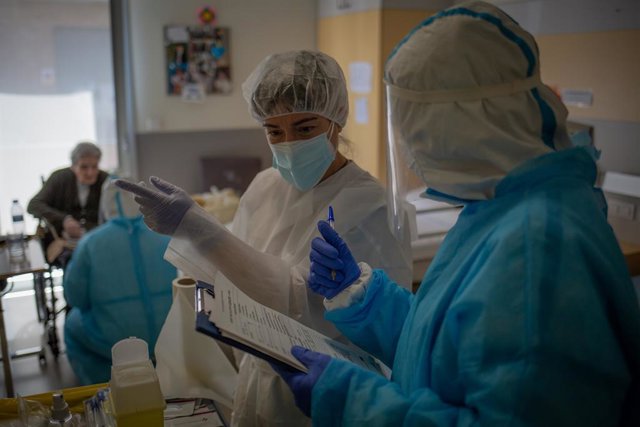 Voluntaris de l'ONG Proactiva Open Arms en una residència geriàtrica.