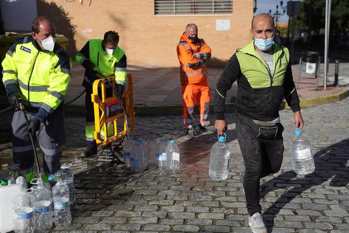 Vecinos de Marchena, con agua procedente de un camión cisterna