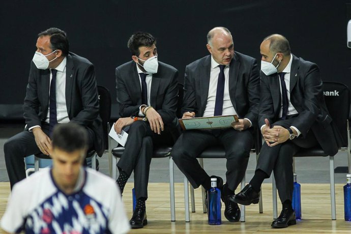 Pablo Laso habla con sus ayudantes durante el descanso de un partido