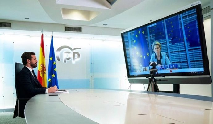 El presidente del PP, Pablo Casado, participa por vía telemática en la Cumbre del Partido Popular Europeo (PPE) previa al Consejo Europeo. Dialoga con la presidenta de la Comisión Europea, Ursula Von der Leyen. En Madrid, 9 de diciembre de 2020.