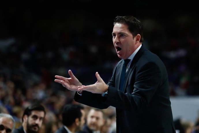 Xavi Pascual dirigiendo al Zenit