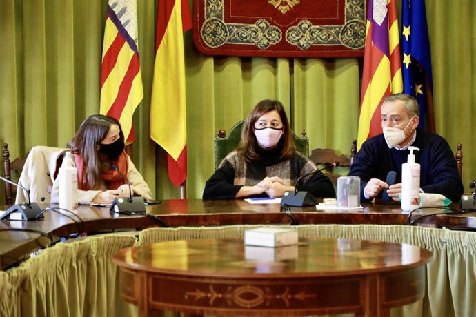 La presidenta del Govern, Francina Armengol, reunida con el equipo de gobierno de Sóller.