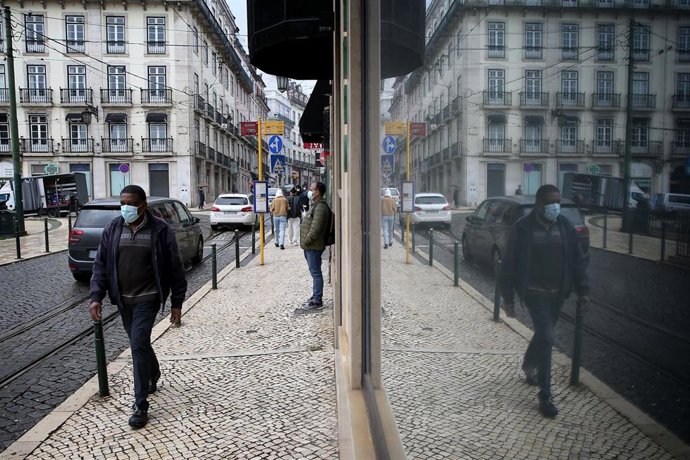 Personas con mascarilla en Lisboa