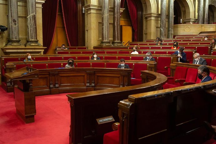 Vista del hemiciclo durante la sesión ordinaria del Pleno del Parlament, en Barcelona (España), a 18 de noviembre de 2020.
