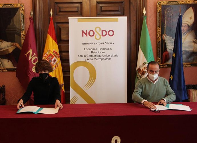 El concejal delegado de Economía Comercio y Relaciones con la Comunidad Universitaria y el Área Metropolitana, Francisco Páez, y la presidenta de la Federación Artesanal de Sevilla, Ángeles Terán.