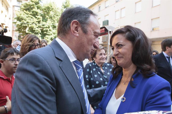 El expresidente de La Rioja, Pedro Sanz (PP), saluda a la nueva presidenta del Gobierno de La Rioja, Concha Andreu, durante el acto de toma de posesión del cargo.