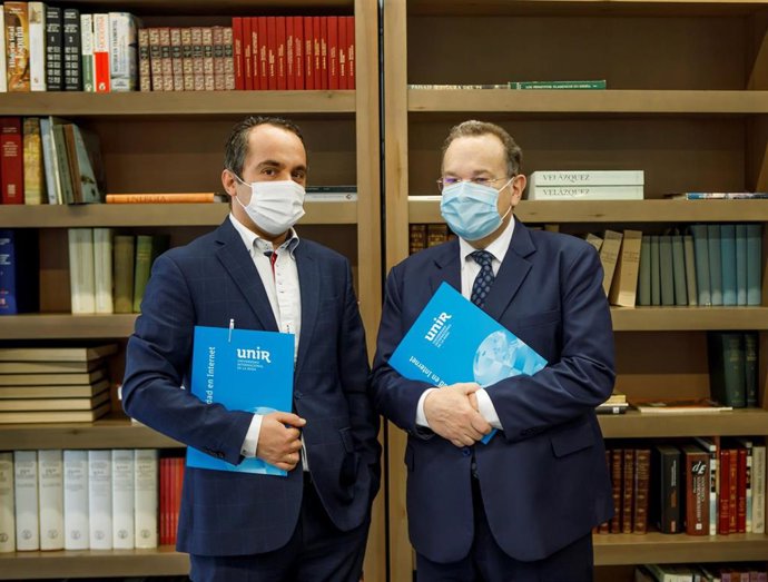 Rector UNIR y Presidente Colegio de farmacéuticos