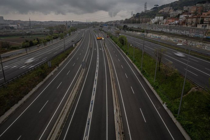 Carretera sin apenas tráfico en la entrada a Barcelona por la Autopista del Vallés el pasado 30 de marzo, día en que entró en vigor la limitación total de movimientos salvo de los trabajadores de actividades esenciales por la pandemia