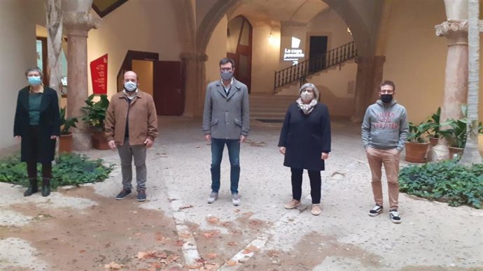 El concejal de Cultura, Antoni Noguera, con los diferentes cargos del área en Can Balaguer.