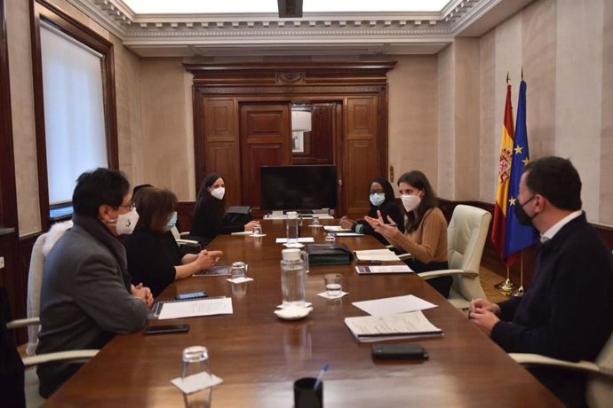 La ministra de Igualdad, Irene Montero, se reúne con la Alianza por una ley para la igualdad de trato