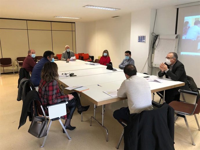 El director general de Salud, Carlos Artundo, y el presidente de la FNMC, Juan Carlos Castillo, junto con el resto de participantes en la reunión celebrada entre el Gobierno y la FNMC.