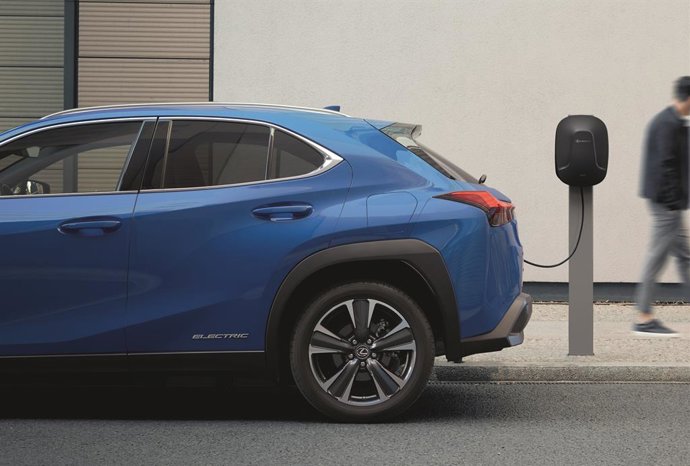 Imagen de un coche eléctrico cargándose.