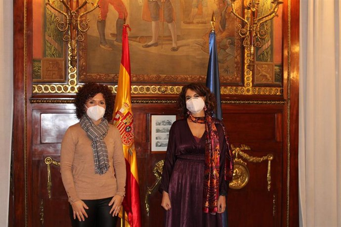 La presidenta de la Diputación de Huelva, María Eugenia Limón,  mantiene un encuentro con la ministra de Hacienda, María Jesús Montero.