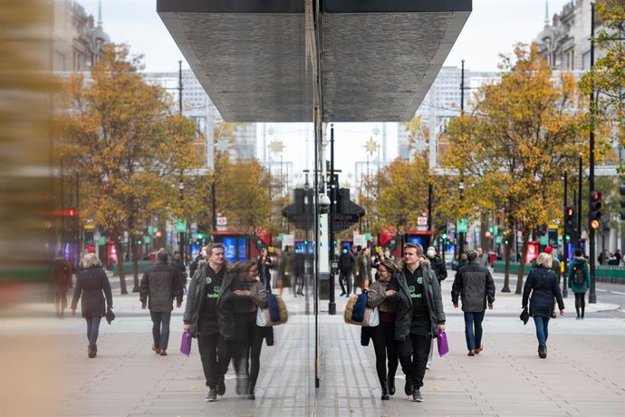 Personas pasean por una calle de Londres, Reino Unido, durante la pandemia de coronavirus. 