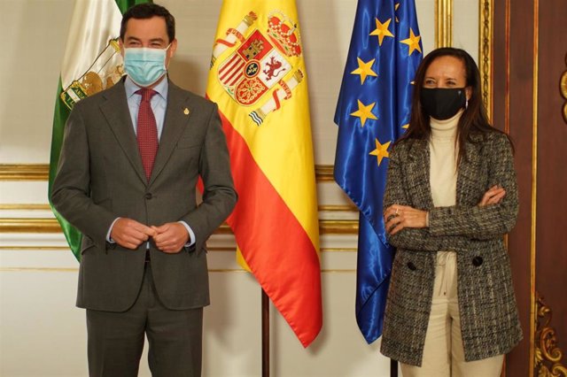 El presidente de la Junta de Andalucía, Juanma Moreno, y la presidenta de Red Eléctrica de España, Beatriz Corredor, este miércoles en Sevilla.