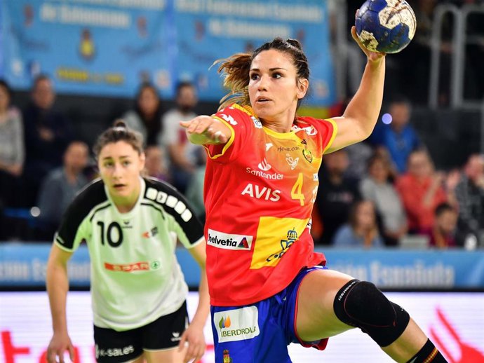 Carmen Martín jugando con la selección española de balonmano