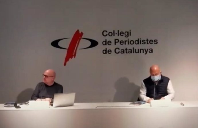 El periodista y escritor Xavi Casinos, junto al periodista Sergi Mas, durante la presentación de su libro 'Barcelona Secreta II'