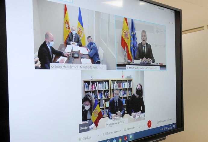 Pantalla de la reunión que han mantenido el ministro de Justicia e Interior andorrano, Josep Maria Rossell, con su homólogo español, Fernando Grande-Marlaska, en la que también ha participado el embajador de Andorra en España, Vicen Mateu.