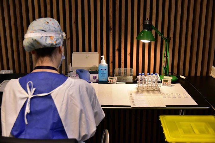 Una sanitaria con un test