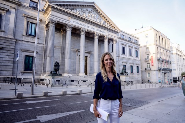 La exportavoz del Grupo Popular en el Congreso, Cayetana Álvarez de Toledo, ofrece una declaración pública en el exterior del Congreso