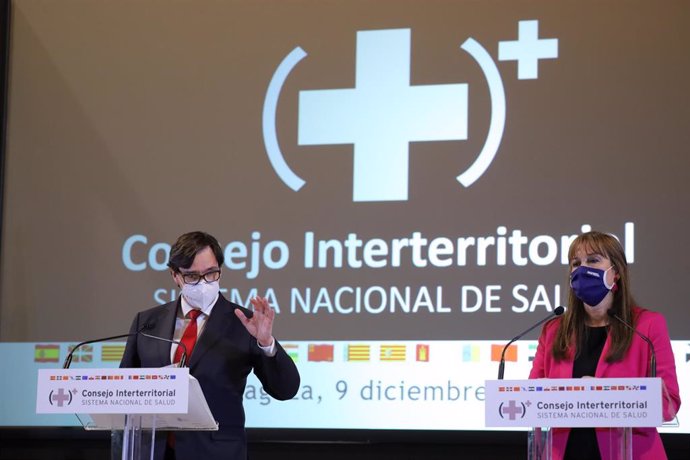 El ministro de Sanidad, Salvador Illa, y la consejera de Sanidad de Aragón, Sira Repollés, tras el Consejo Interterritorial  del Sistema Nacional de Salud.