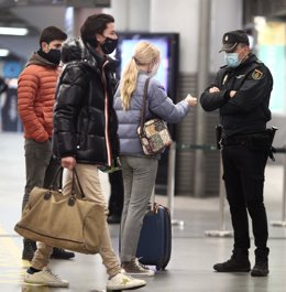 Agentes la Policía Nacional realizan controles de movilidad en la estación de AVE Puerta de Atocha durante el primer día de cierre perimetral por el puente de la Constitución en Madrid (España), a 4 de diciembre de 2020. El cierre perimetral de la regió