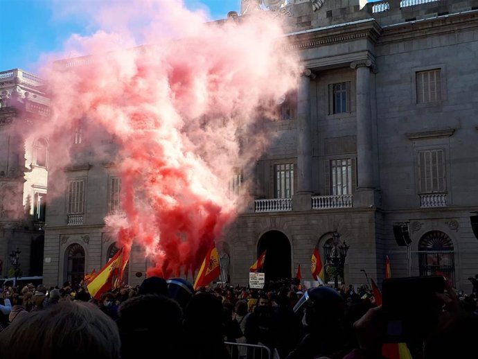 Acto de Vox en la plaza Sant Jaume de Barcelona por el Día de la Constitución.