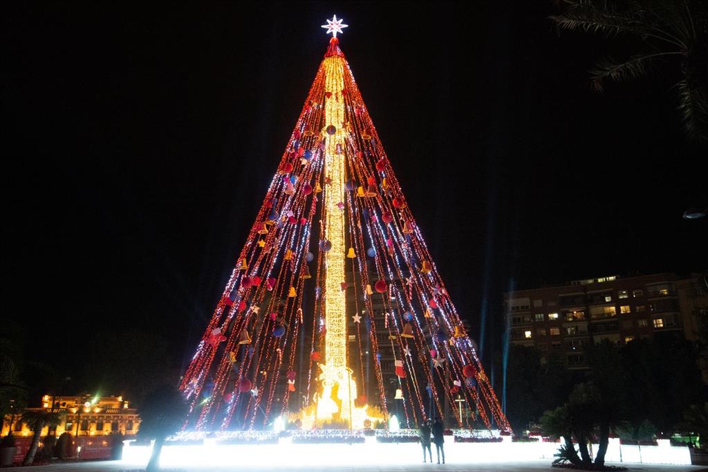La Navidad de Murcia brilla con el gran Árbol en un encendido retransmitido por primera vez con imágenes en 360 grados - Vimarsana News
