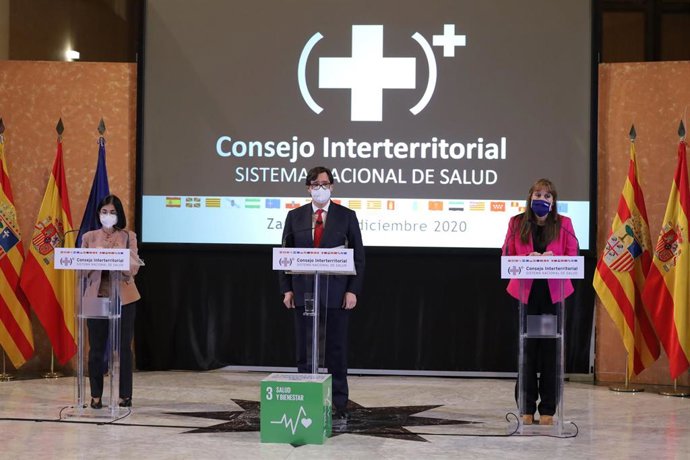 La ministra de Política Territorial y Función Pública, Carolina Darias, el ministro de Sanidad, Salvador Illa, y la consejera de Sanidad de Aragón, Sira Repollés, tras el Consejo Interterritorial  del Sistema Nacional de Salud celebrado en Zaragoza.