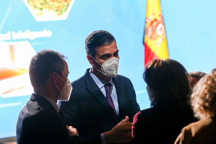 El ministro de Ciencia e Innovación, Pedro Duque (i); presidente del Gobierno, Pedro Sánchez (centro), y la vicepresidenta cuarta y ministra para la Transición Ecológica y el Reto Demográfico, Teresa Ribera (d); tras la presentación del Programa Misione