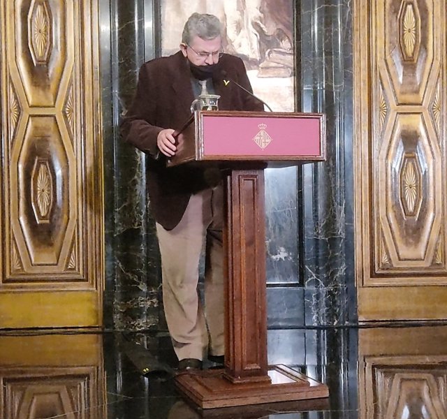 El escritor Lluís Busquets i Grabulosa lee su poema 'Apstrof' en la entrega de premios de los 43 Jocs Florals de la Tardor, organizados por la ACA, en el Ayuntamiento de Barcelona