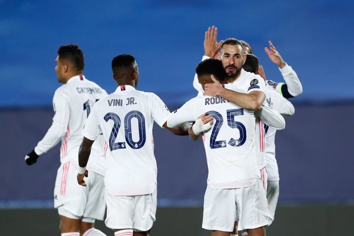 Karim Benzema celebra el primer gol de este miércoles ante el Borussia Moenchengladbach