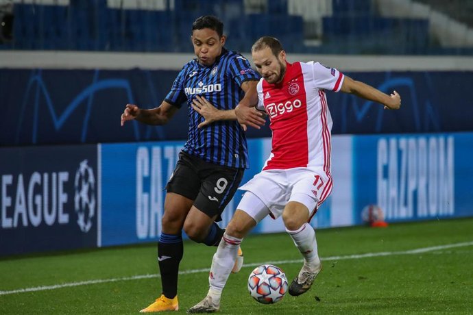 Muriel pelea un balón con Blind en el Atalanta-Ajax de la Liga de Campeones 2020-2021
