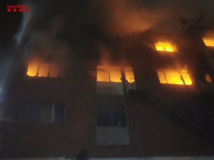 Incendio en una nave industrial de Badalona (Barcelona) el 9 de diciembre de 2020.