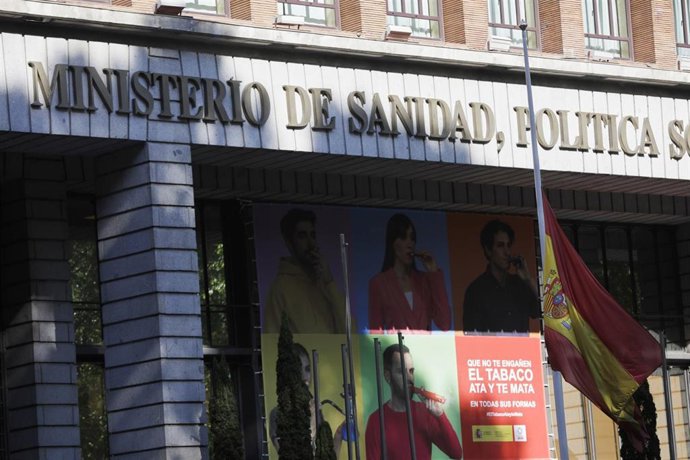 Bandera de España a media asta en el Ministerio de Sanidad. 