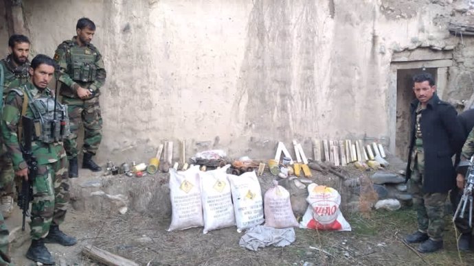 Materiales explosivos incautados por militares afganos en una fábrica de artefactos explosivos improvisados de los talibán en el este de Afganistán