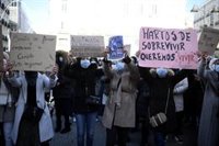 Vecinos de la Cañada vuelven a protestar frente a la Consejería de Vivienda tras "tres meses sin luz"