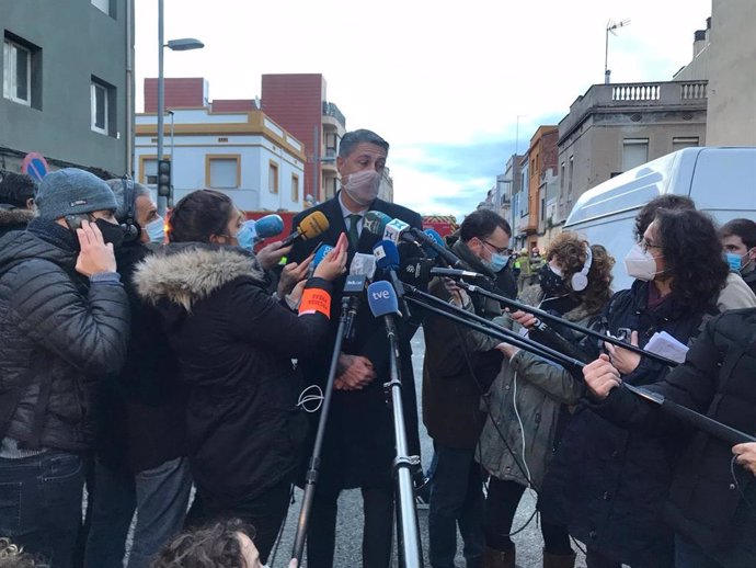 El alcalde de Badalona (Barcelona), Xavier García Albiol, hace declaraciones ante la nave incendiada, el 10 de diciembre de 2020.