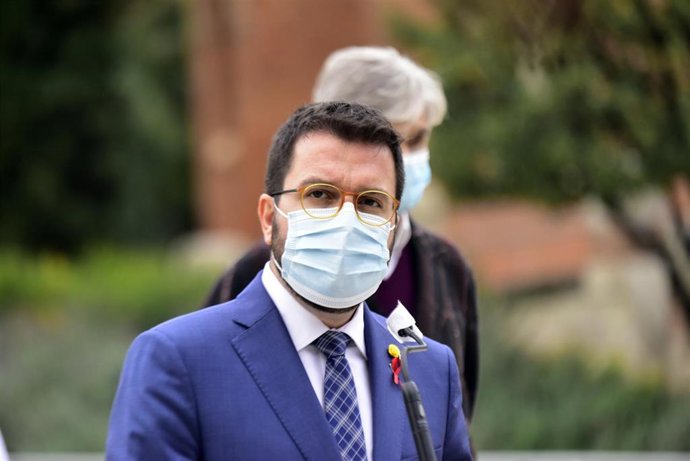 El secretario de Salud Pública de la Generalitat, Josep Maria Argimon (d) y el vicepresidente en funciones de presidente, Pere Aragons, frente al Recinto Modernista del Hospital de Sant Pau de Barcelona, Catalunya (España), a 1 de diciembre de 2020. El