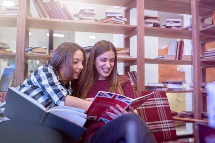 Alumnos, idiomas, jóvenes