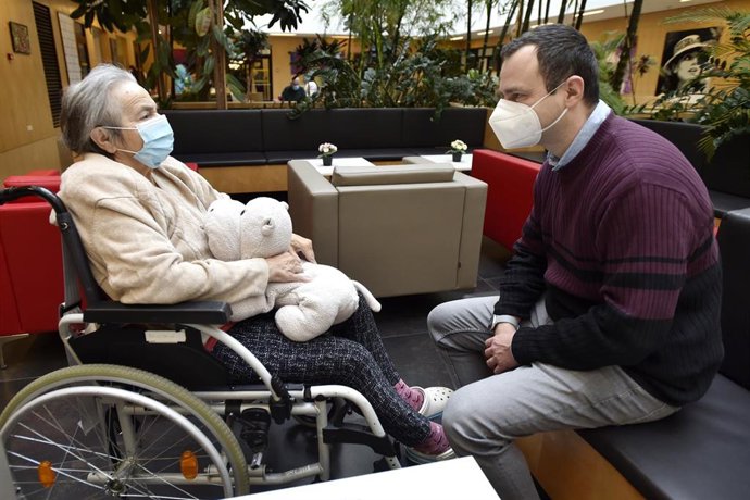 Un hombre se reúne con su familiar en una residencia en Praga