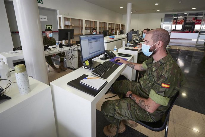 Militares del acuartelamiento de Aizoain realizan labores de rastreo de casos de Covid-19 en el Recinto Ferial de Navarra, en Pamplona.