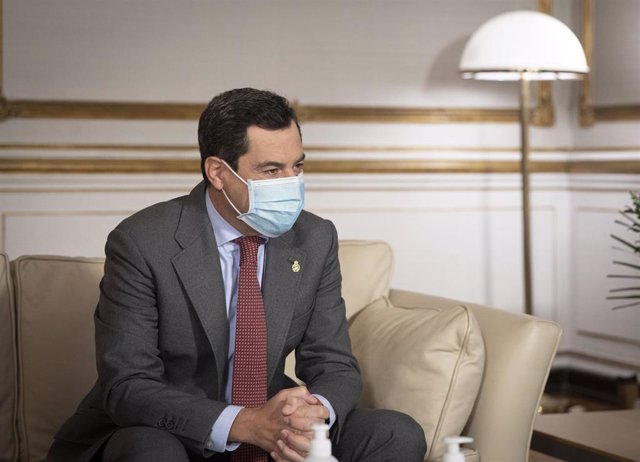 El presidente de la Junta de Andalucía, Juanma Moreno, durante su reunión con la presidenta de Red Eléctrica de España. En Sevilla (Andalucía, España), a 09 de diciembre de 2020. (Foto de archivo).