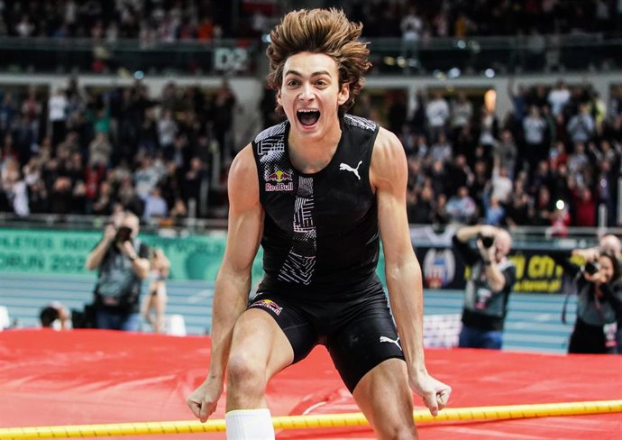 Armand Duplantis, después de batir el récord mundial de salto con pértiga en pista cubierta