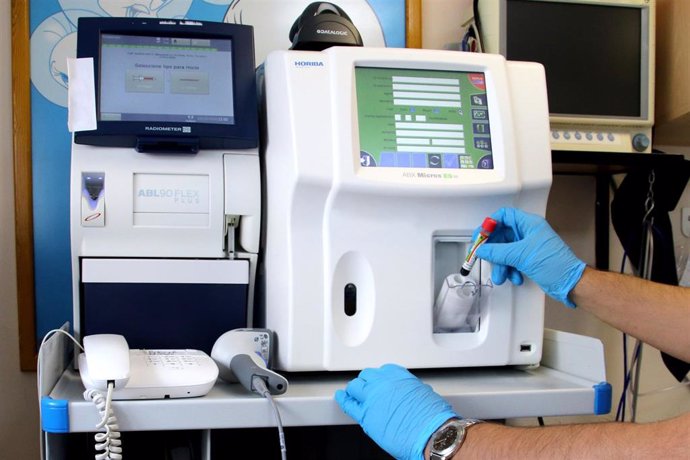 Dispositivo que permite analizar las muestras de orina y sangre en escasos minutos
