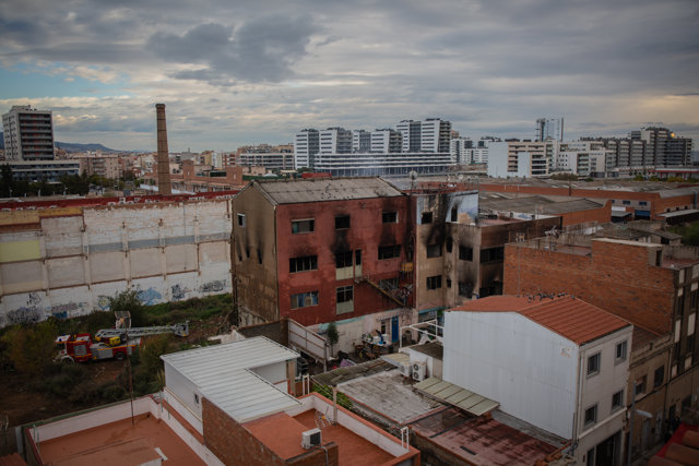 Estado de la nave okupada en el barrio de Gorg tras haberse incendiado esta noche en Badalona, Barcelona, Catalunya (España), a 10 de diciembre de 2020.